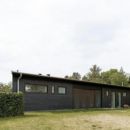 Architect Design With Nature's Touch In Forest Semesterbostad