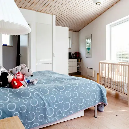 Architect Design With Nature's Touch In Forest Semesterbostad *